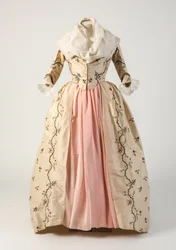Vestido cerrado de seda crema bordado con tambor, 1780s